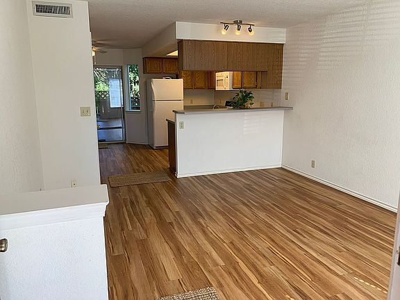 2nd image of 1731 Siskiyou Blvd