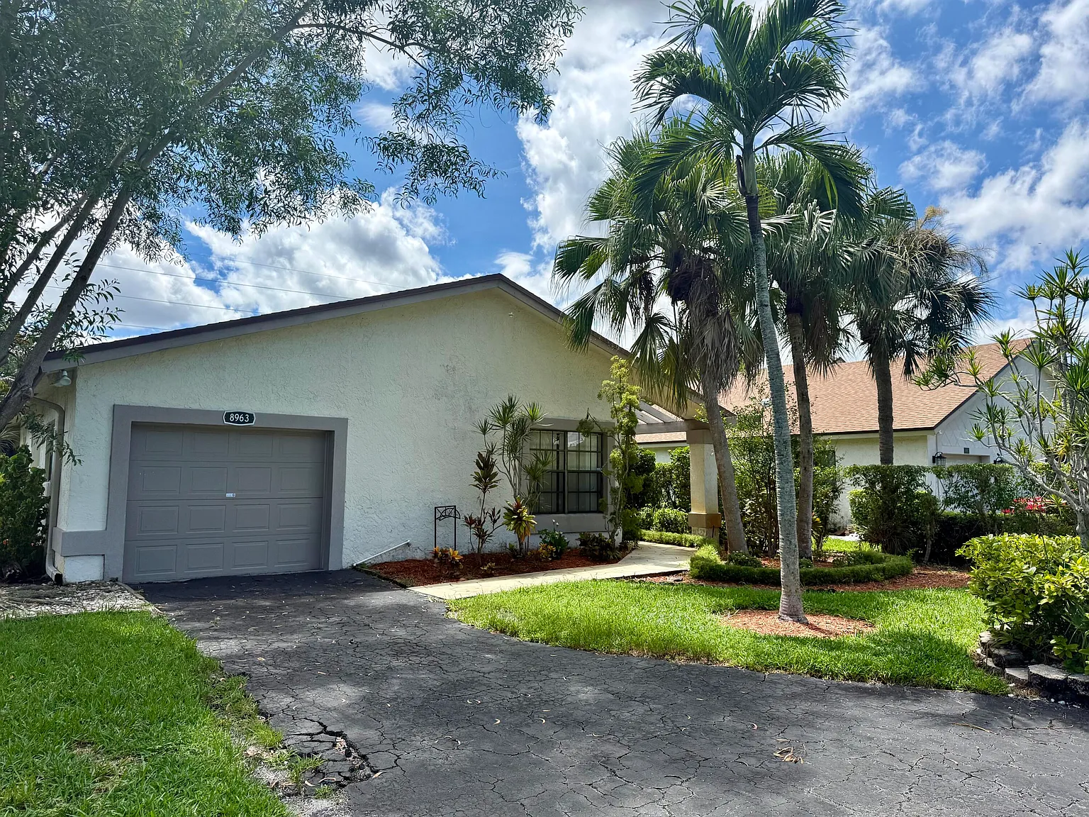 3 bed, 2.0 bath, 1713 sqft, $3,300 — Photo 2