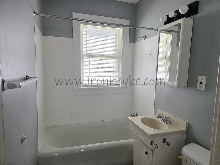2120 E 68th Ter — Photo 15