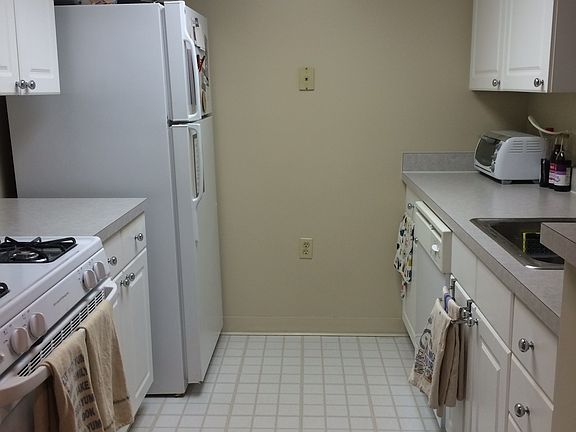 2nd image of 1331 S Eads St APT 207