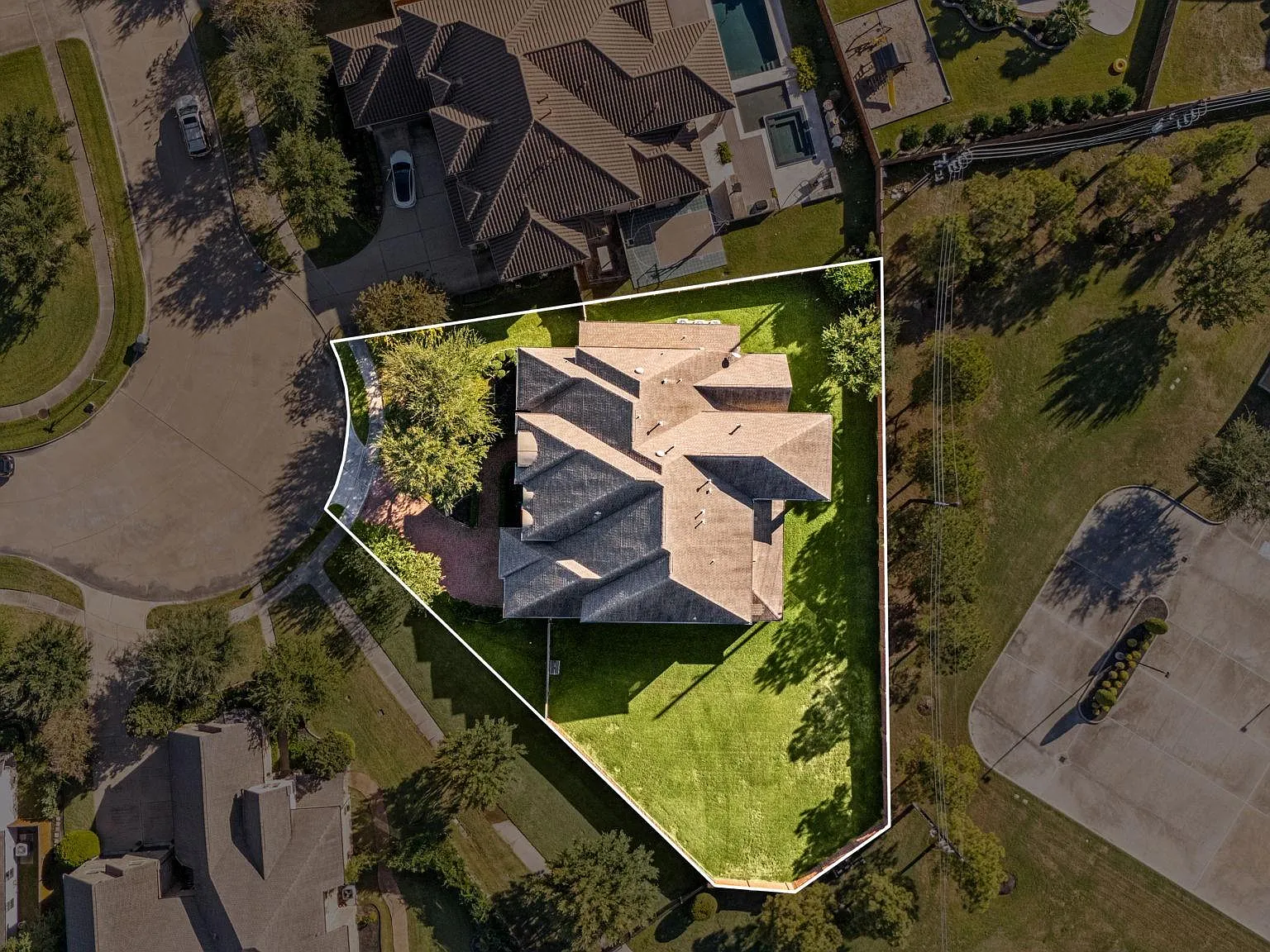 5 bed, 5.5 bath, 6075 sqft, $6,000 — Photo 2