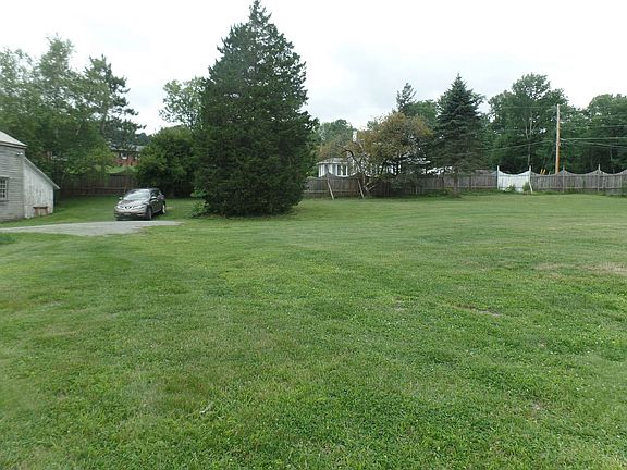 Back lawn to fence, barn
