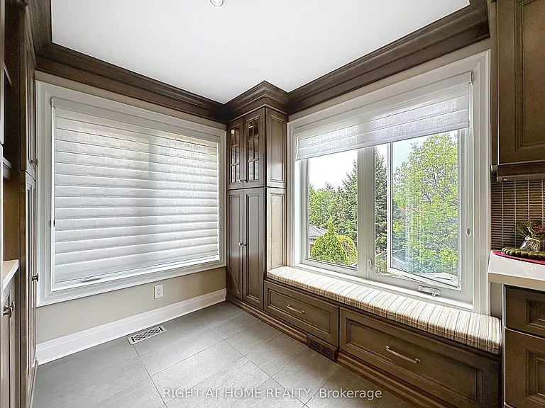 2547 Gill Cres — Photo 11