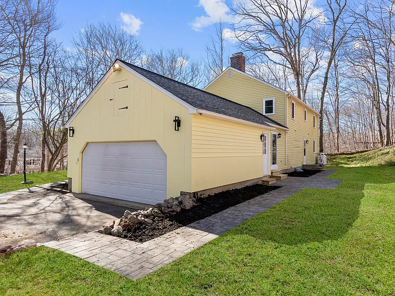 40 Harkness Dr — Photo 3