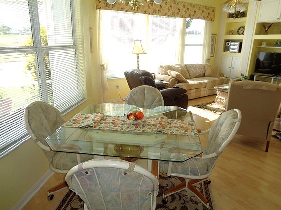 Breakfast nook,  family room