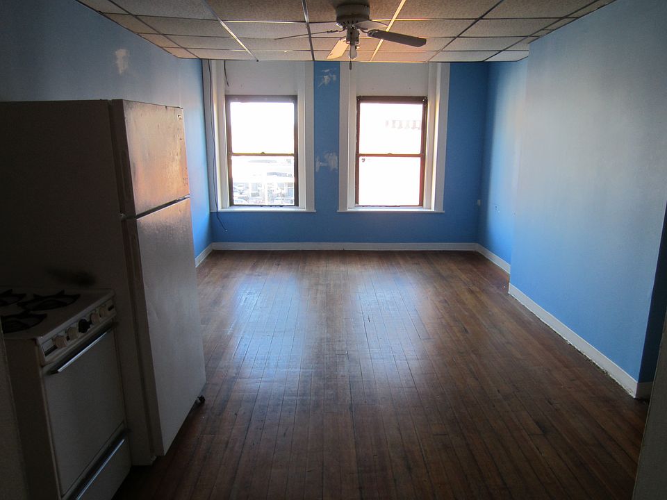 2nd image of 1061 Elm St APT 301