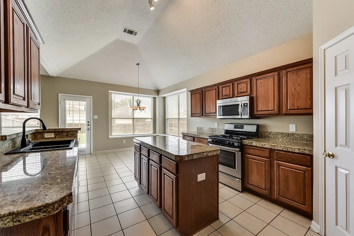 3 bed, 2.5 bath, 2309 sqft, $2,895 — Photo 4