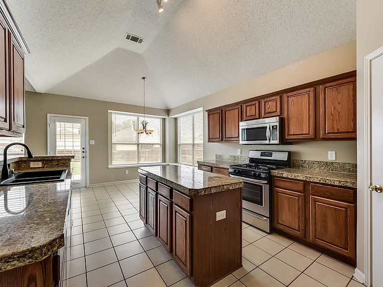 7909 Kristina Ln — Photo 4