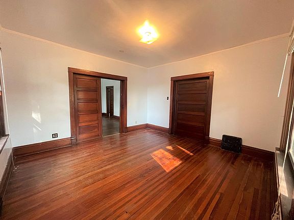 3rd image of 617 S Clinton St APT 2