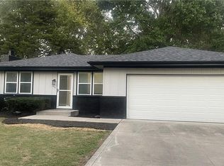 906 Ridge Dr, Warrensburg, MO 64093