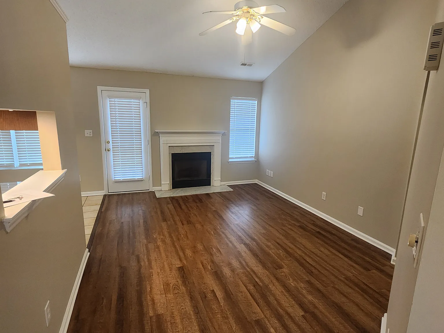 3 bed, 1054 sqft, $1,695 — Photo 2
