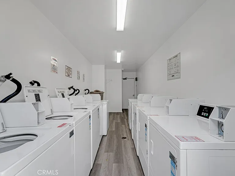 5301 Balboa Blvd — Photo 25