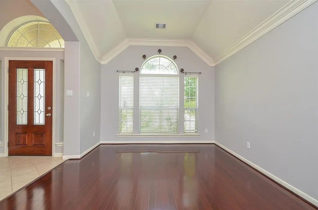 4 bed, 2.5 bath, 2853 sqft, $3,200 — Photo 3