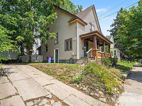 3rd image of 1121 Baxter St SE