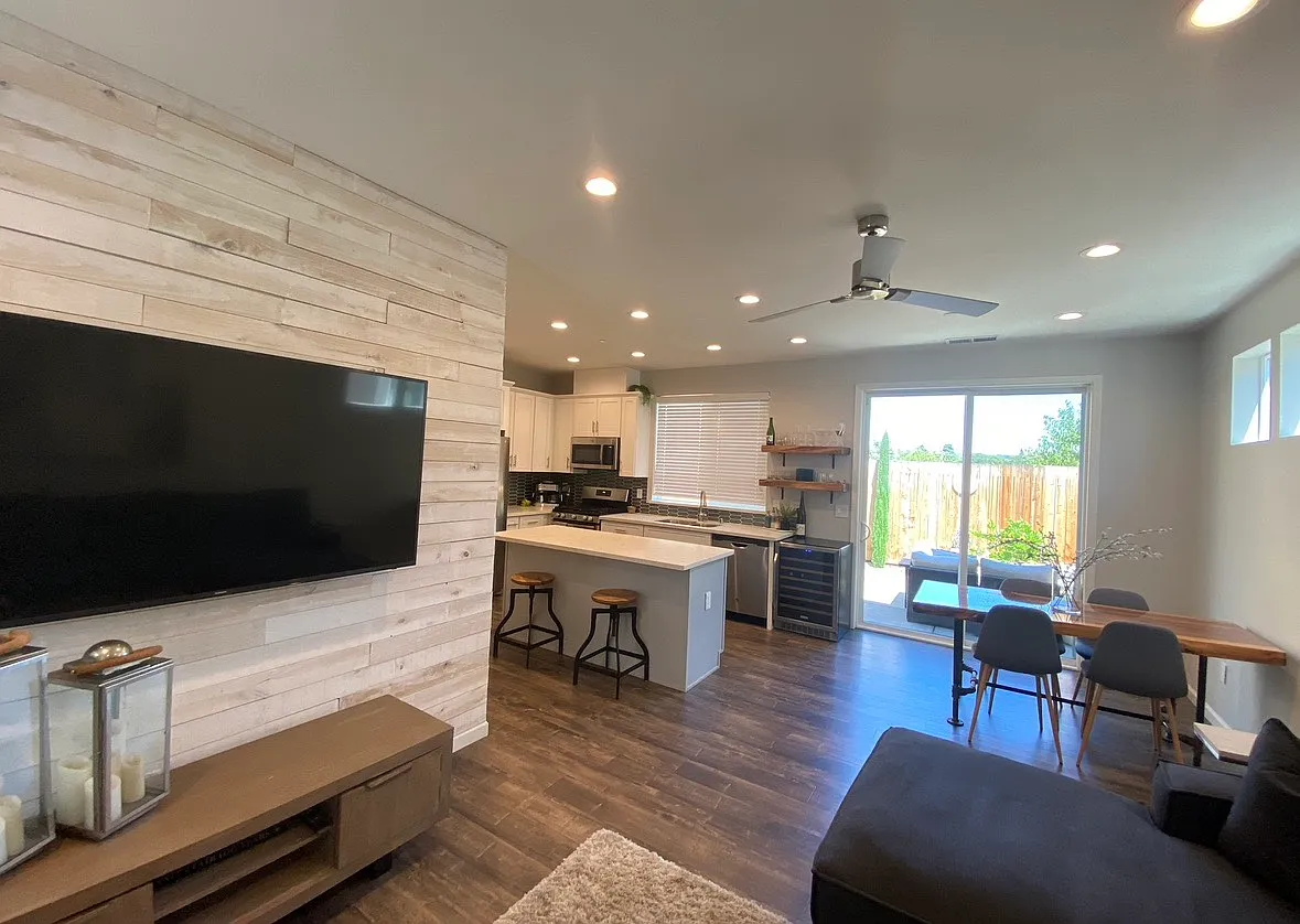 3 bed, 1027 sqft, $3,500 — Photo 4