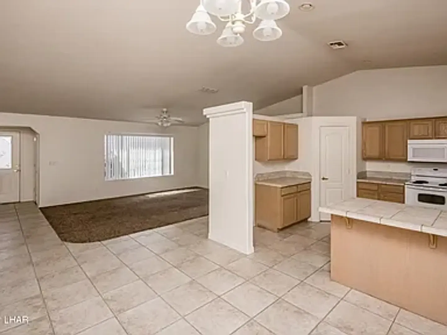 Unfurnished Full Time House w/ 3 Car Garage — Photo 4