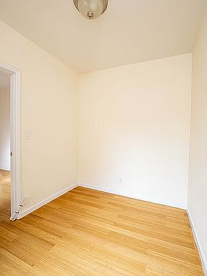 4th image of 209 W 13th St APT 32