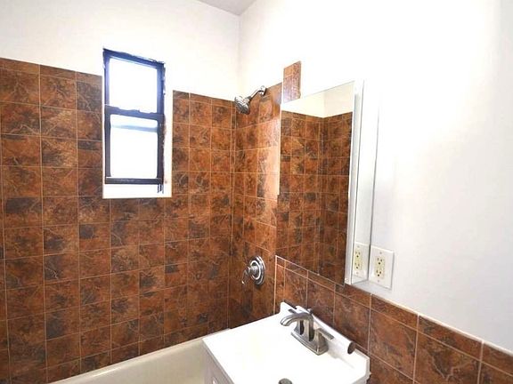 4th image of 2157 33rd St APT 5H