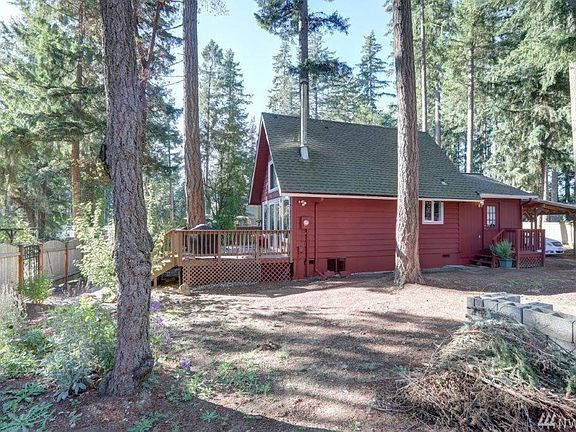 Side view of the home, completely fenced with gated entry. Roof is 3 years old.