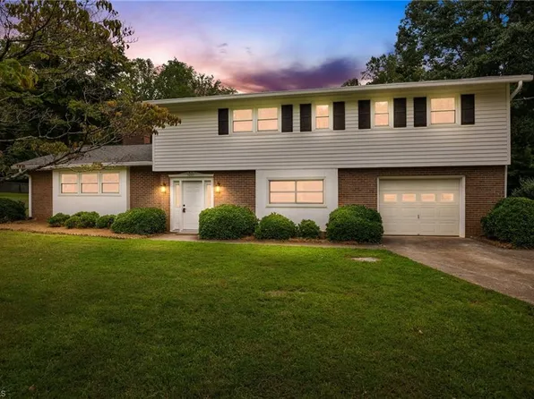 5645 Greenhill Dr, Pfafftown, NC 27040