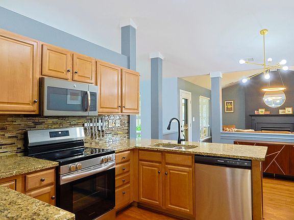 5th image of 2705 Suzanne Cir