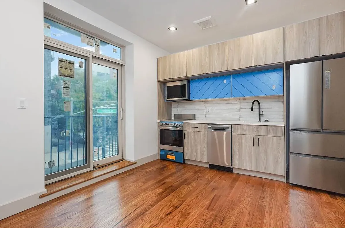 Building Photo - 145 Manhattan Ave #3A
