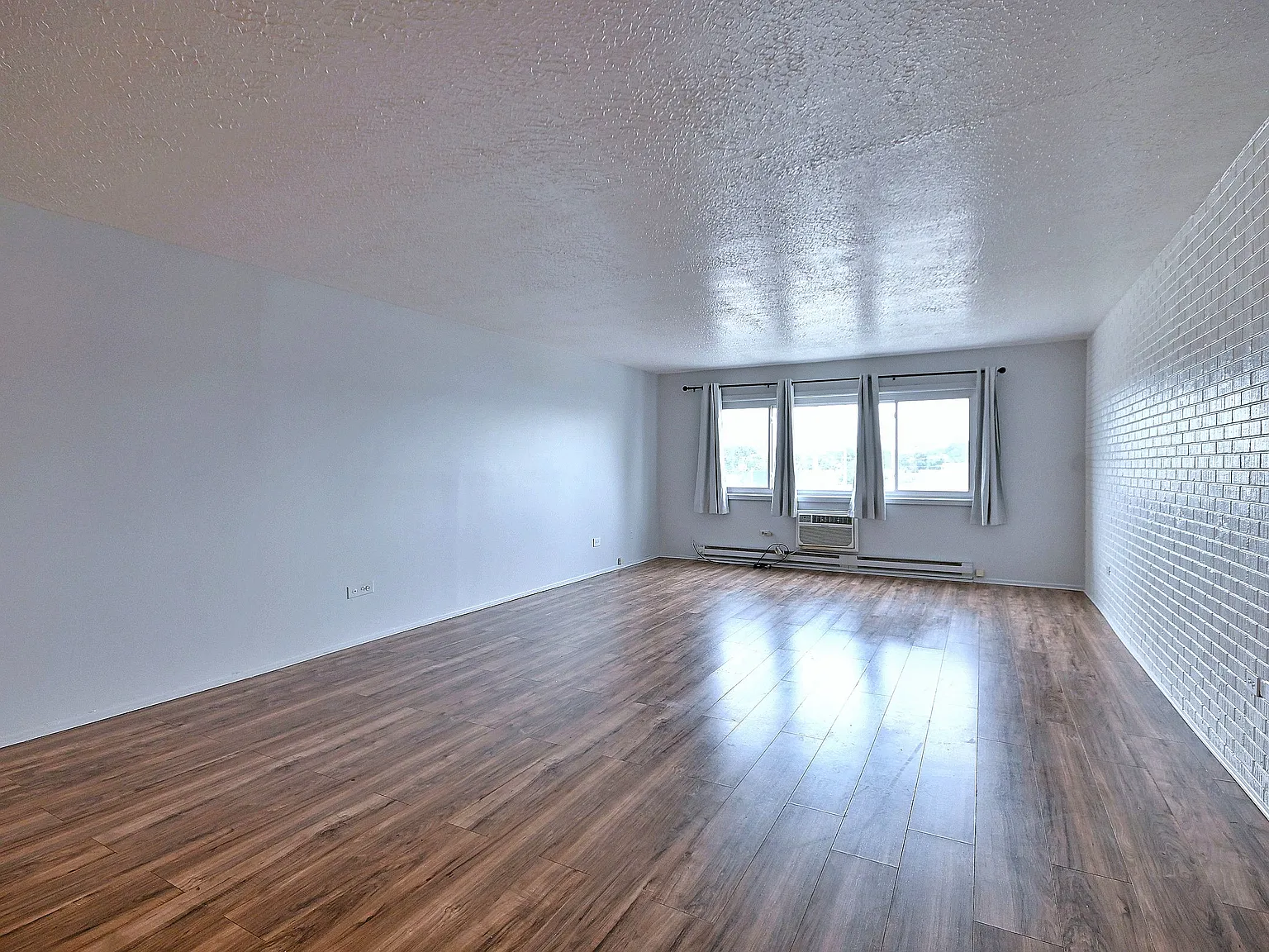 4444 1st Ave — Photo 4