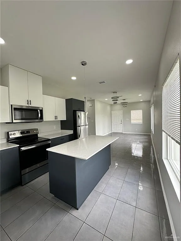 3 bed, 2.0 bath, 1050 sqft, $1,000 — Photo 2
