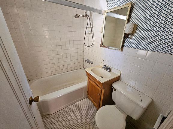 4th image of 1361 Scheffer Ave