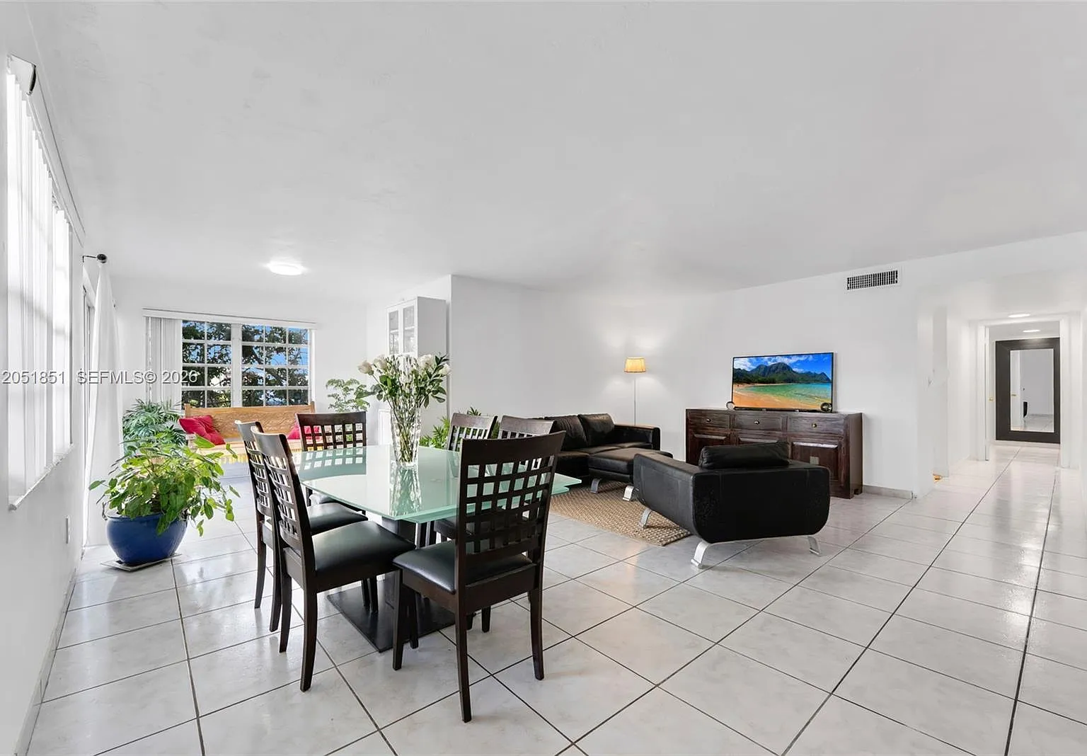 Sutton House Condo — Photo 2