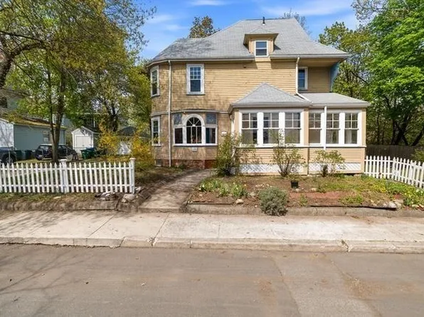 10 Oak Bluff St, Medford, MA 02155