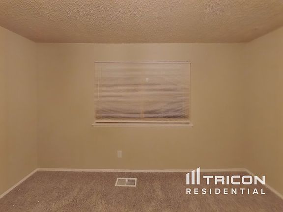 3rd image of 787 NE Pinecrest Dr