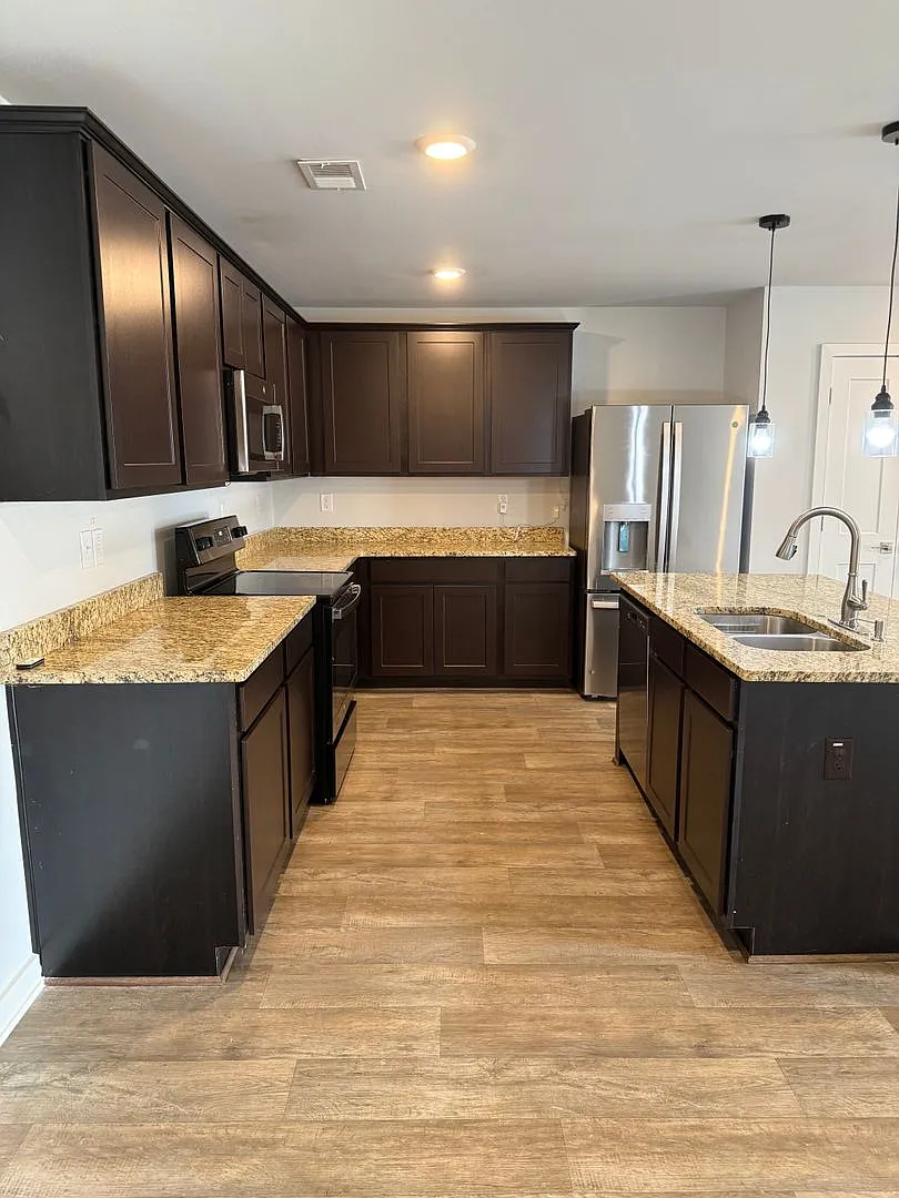 4 Bed 2.5 Bath Home — Photo 2