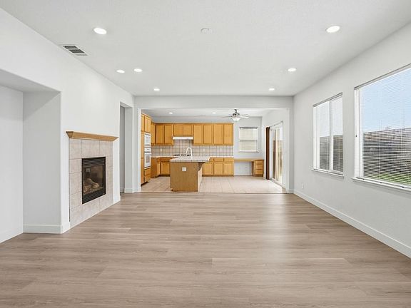 5th image of 381 Honeybell St