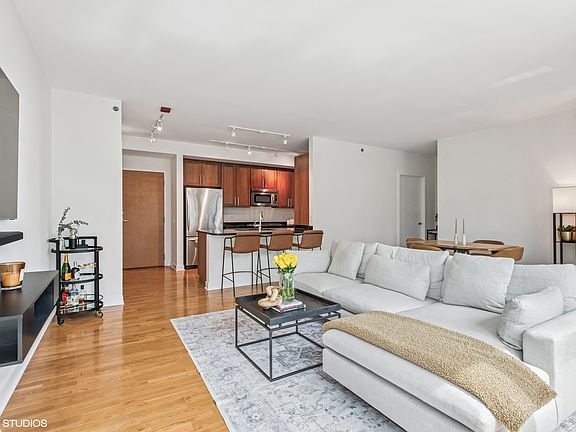 3rd image of 505 N McClurg Ct APT 1004
