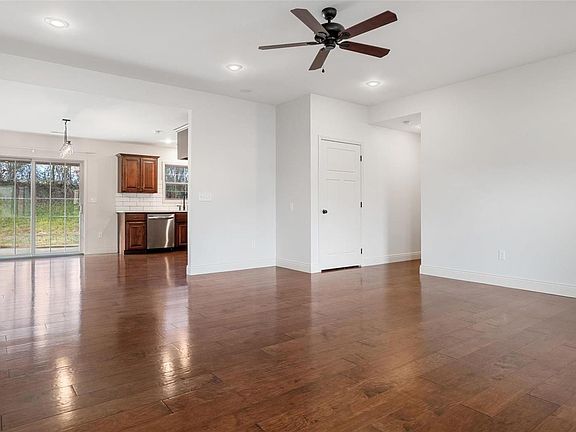 4th image of 410 Briar Crest Dr