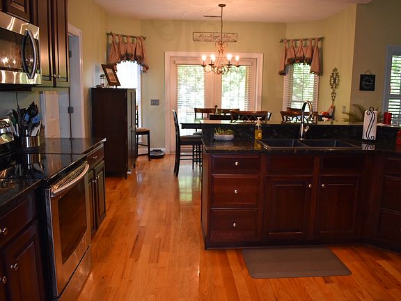 Kitchen and breakfast area