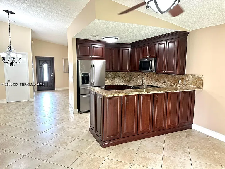 2514 SW 138th Ave — Photo 3