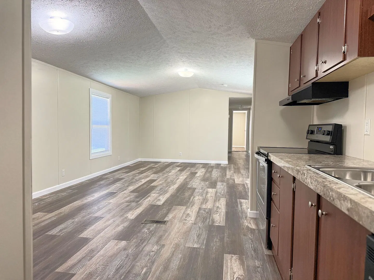 3 bed, 2.0 bath, 1064 sqft, $1,695 — Photo 4