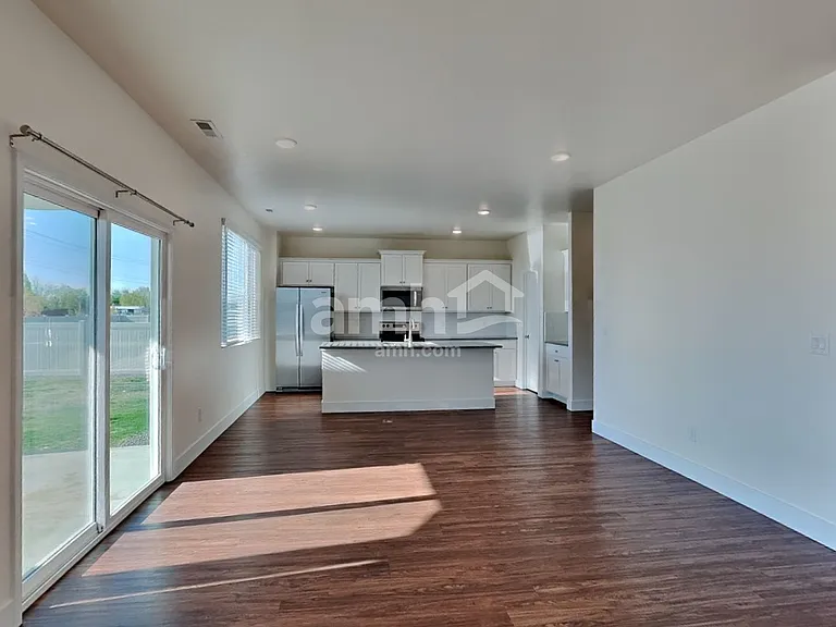 1029 N Barkvine Ave — Photo 4