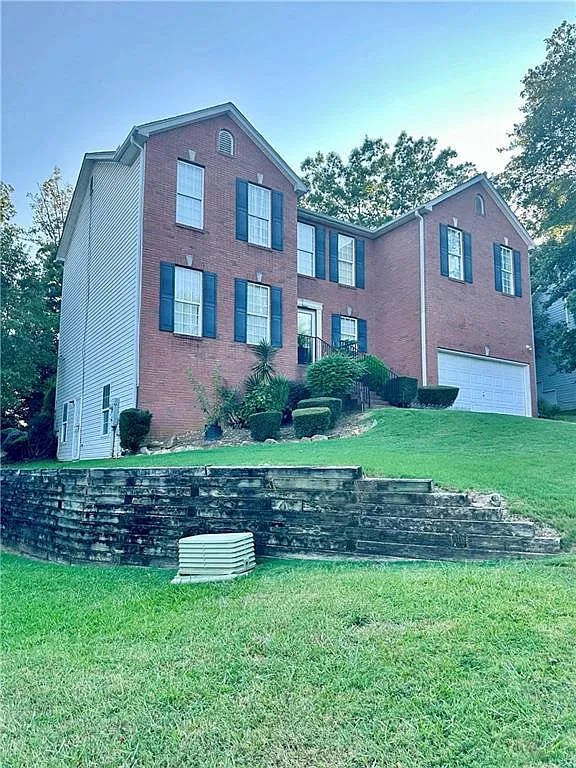 4 bed, 2.5 bath, 2828 sqft, $2,550 — Photo 2