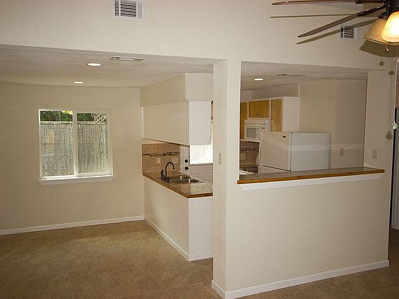 3rd image of 1400 Southport Dr #B