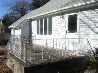 28 Clark St, Huntington, NY 11743