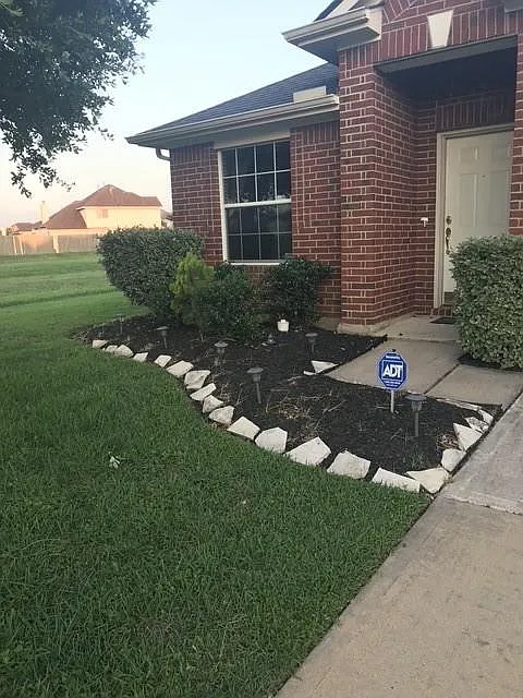 3 bed, 2.0 bath, 1652 sqft, $2,000 — Photo 2