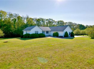33 Blossom Dr, Pomfret Center, CT 06259