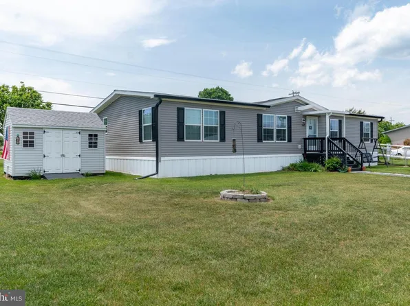 142 Angle Dr, Inwood, WV 25428