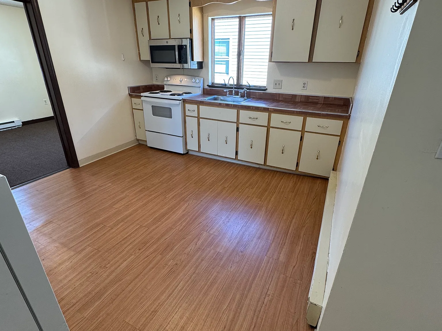 2 bed, 1000 sqft, $2,100 — Photo 3