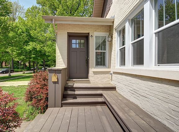 3rd image of 706 W Indiana Ave