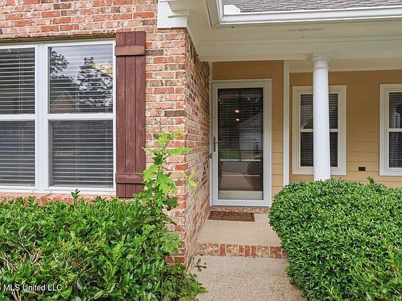 4th image of 155 Basswood Cir