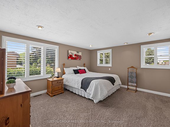 2nd image of 90 Glenburnie Cres